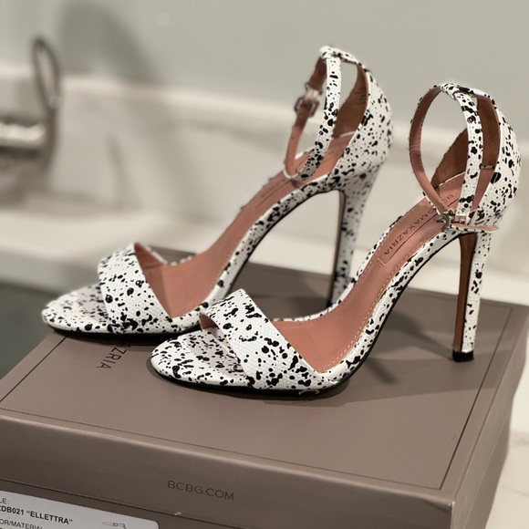 BCBG Ellettra Sandal. Size 7 Blk/Wht - Picture 2 of 3